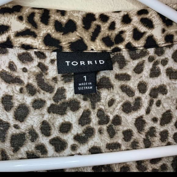 Torrid Cheetah print Front tie top - Picture 5 of 9